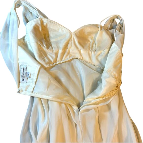 Betsy & Adam White Embellished Gown - Size 14 - Picture 13 of 16